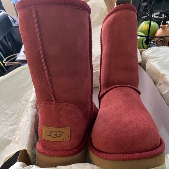 NWT Uggs red/maroon new in box w/ original packaging. - Picture 4 of 7
